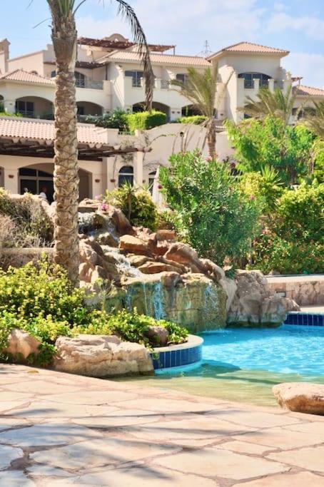 アインソフナ Amazing Beachfront Townhouse Chalet Ain Sokhnaヴィラ エクステリア 写真